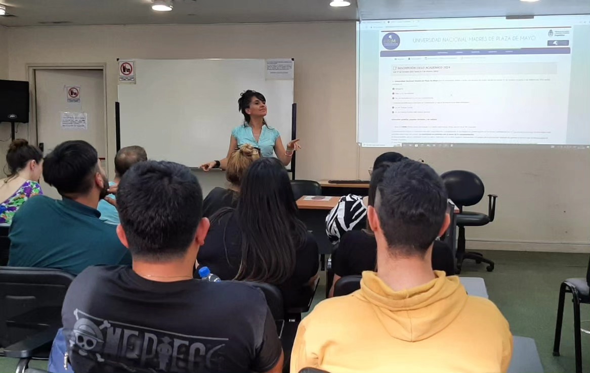 Visita de estudiantes a la UNMa